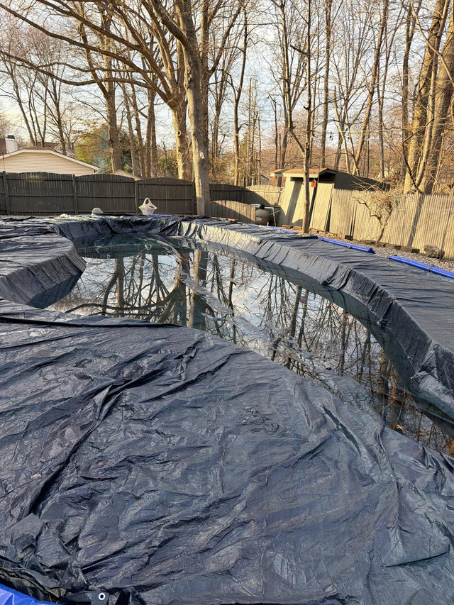 Loose tarp: loose winter tarp on a pool